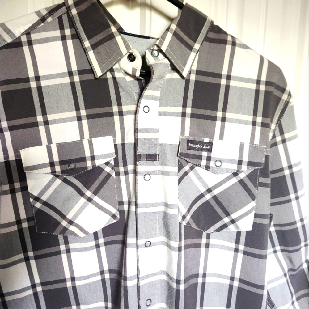 Wrangler Men's Black and White Plaid Shirt With Snaps- Medium - Picture 3 of 8